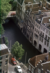 22208 Gezicht op de Oudegracht en de achtergevels van enkele panden aan de Lijnmarkt te Utrecht, vanaf de Domtoren; op ...
